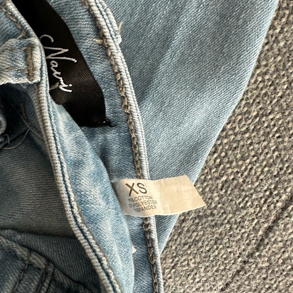 NVGTN Navishape Light Wash Ripped Jeans - Picture 6 of 9